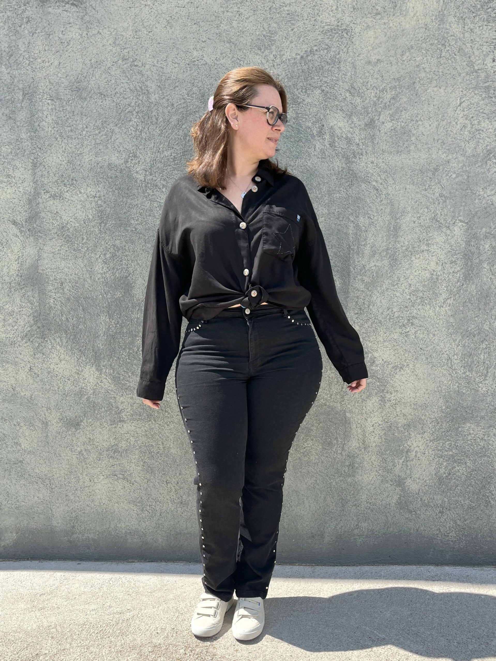 Pantalón tachas laterales