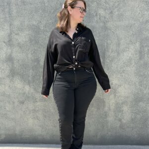 Pantalón tachas laterales